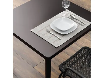 Tavolo da esterno impilabile in metallo Via Square Table di Leolori
