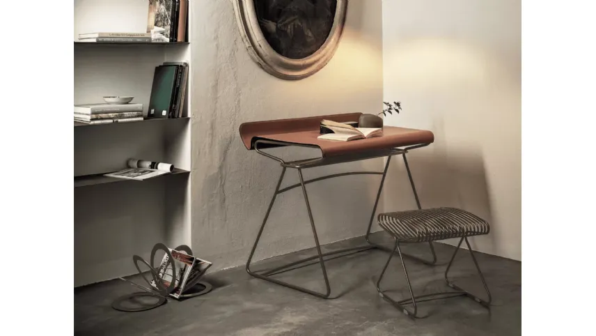 Scrittoio Taylor con piano rivestito in cuoio e struttura in acciaio laccato di Bontempi