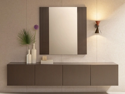 Specchio Onda con cornice in legno cannettato di Riflessi