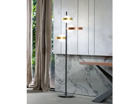 Lampada da terra Bubble PT formata da tre anelli in metallo verniciato e tre bulbi in vetro bianco satinato di Riflessi
