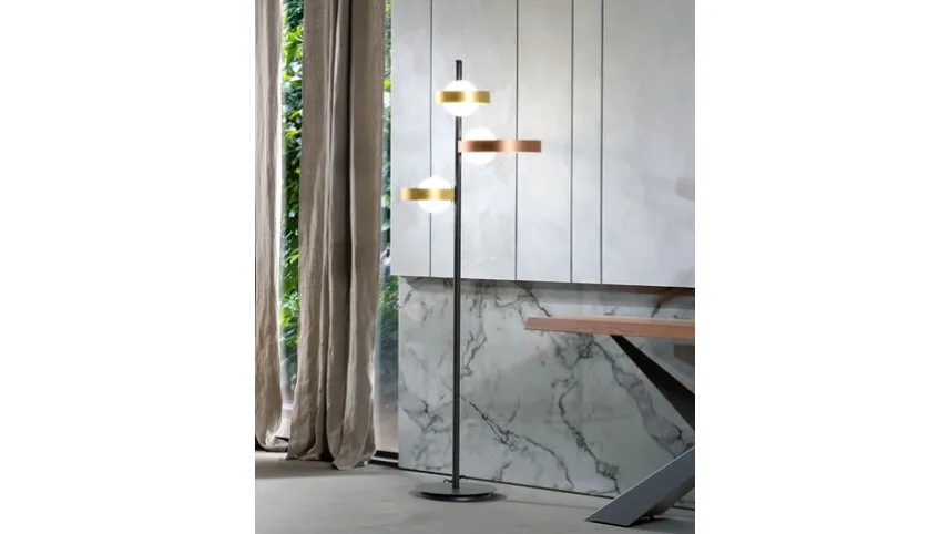 Lampada da terra Bubble PT formata da tre anelli in metallo verniciato e tre bulbi in vetro bianco satinato di Riflessi