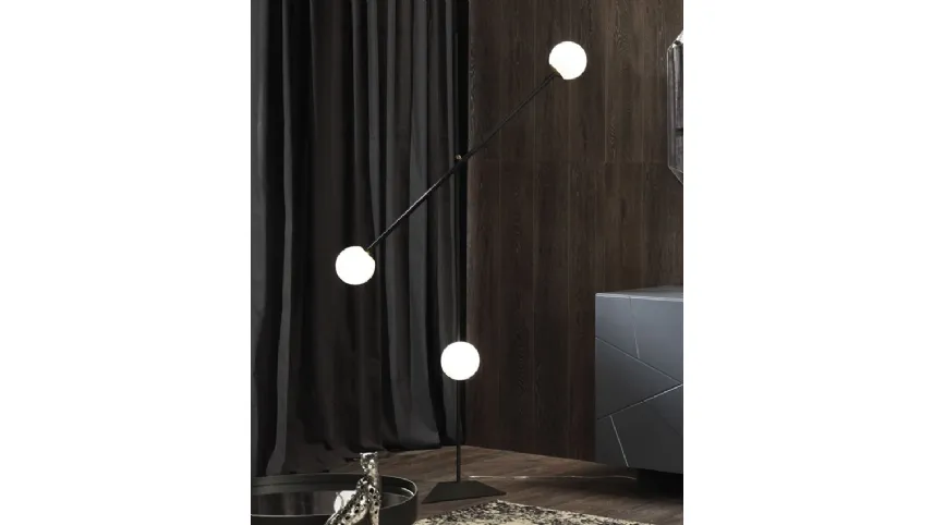 Lampada Meridian PT Terra in metallo con tre bulbi in vetro bianco satinato di Riflessi
