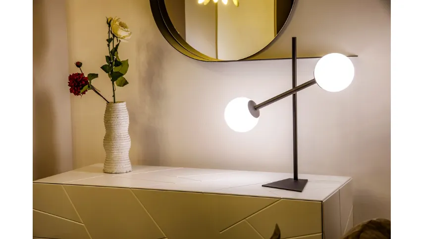 Lampada Meridian da Tavolo in metallo con due bulbi in vetro bianco satinato di Riflessi