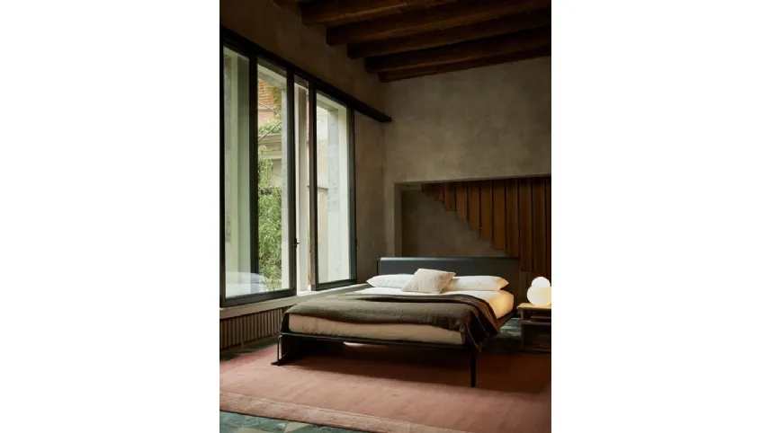 Letto in legno con testiera rivestita in pelle Bend-e-Wood di Bolzan Letti