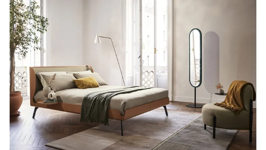 Letto in cuoio con testiera rivestita internamente in tessuto Gabri di Bolzan Letti