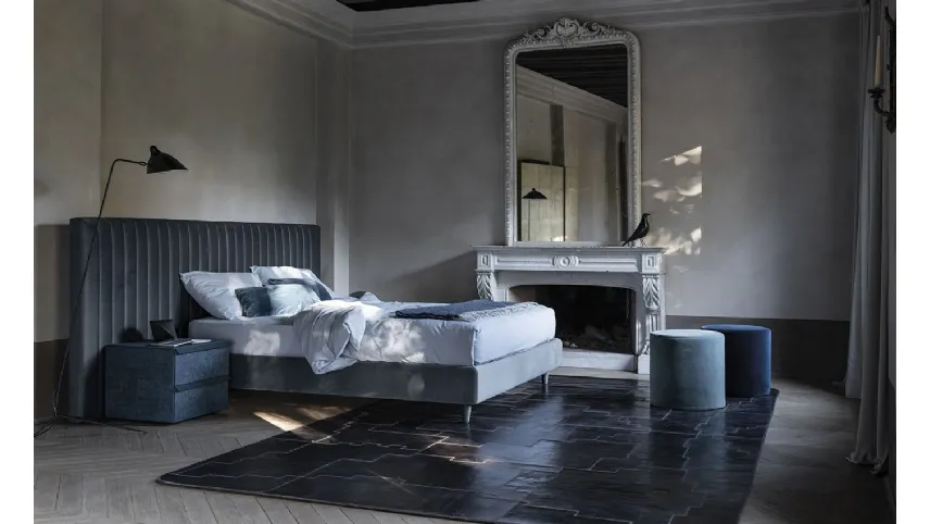 Letto con grande testiera in tessuto a cuciture verticali Clay di Bolzan Letti