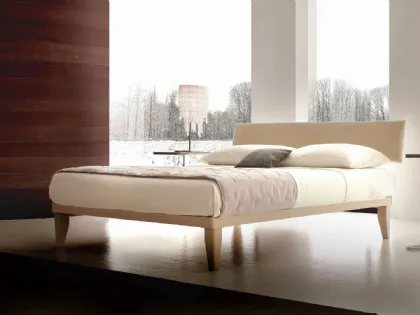 Letto matrimoniale in ecopelle Niki Tessile con testiera di Ergogreen