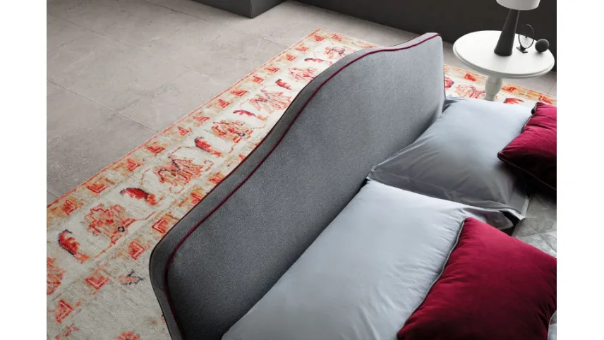 Letto in tessuto imbottito con testiera sagomata Rosa di Le Comfort