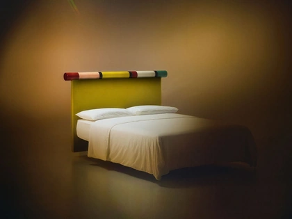 Letto Rosary con testiera in tessuto e laccato lucido di Bolzan Letti