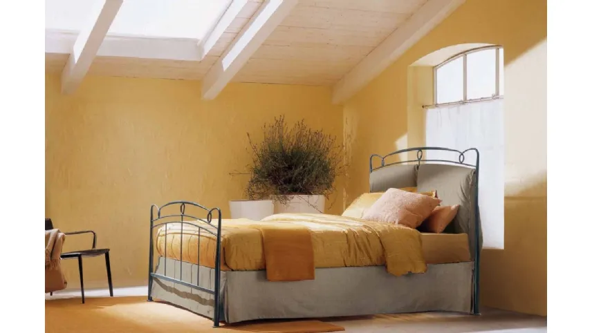 Letto in ferro battuto con testiera rivestita in tessuto imbottito e contenitore Versilia di Bontempi