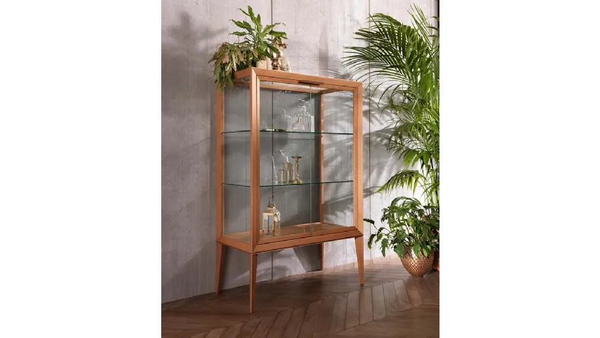 Madia Medea Alta Vetrina in legno di rovere tinto miele di Riflessi