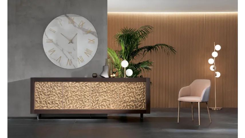 Madia Picasso P12 Mito in legno di Rovere con ante rivestite in acciaio martellato finitura foglia rame di Riflessi