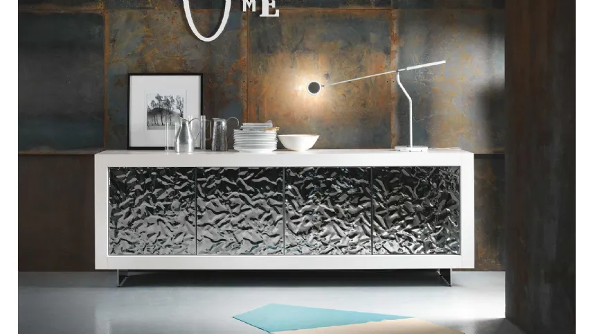 Madia Picasso P12 Mito in legno di Rovere tinto bianco con ante rivestite in acciaio martellato finitura argento di Riflessi