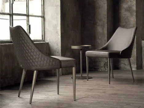Poltroncina Clara in ecopelle con base in acciaio laccato di Bontempi