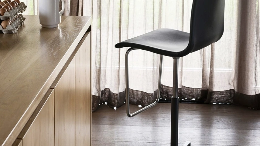 Sgabello Wok con seduta in cuoio di Desalto