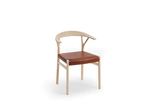 Sedia con braccioli in legno di frassino con seduta rivestita in cuoio Oslo di Midj