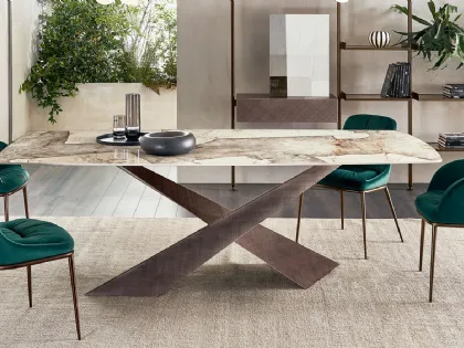 Tavolo allungabile Living con piano in Ceramica e base in metallo verniciato di Riflessi