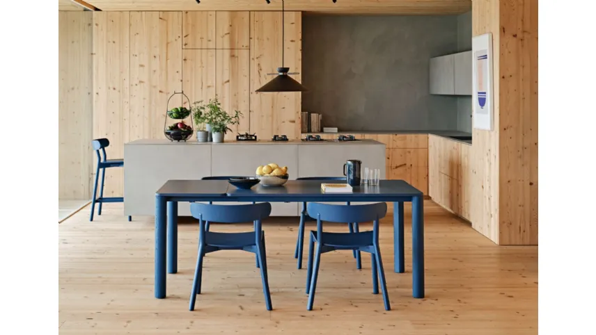 Tavolo con gambe in legno di frassino e top impiallacciato Woody Allungabile di Midj