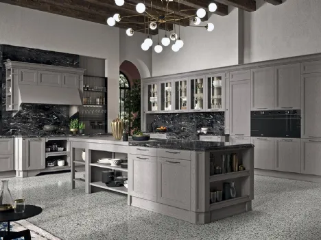 Cucina Classica ad angolo Elite California in Frassino massiccio laccato nella finitura decapè Fumo di Astra