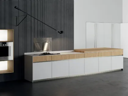 Cucina Design lineare in legno di rovere e laccato satinato con top in Laminam con vasca integrata Sistemi 4|1|1 di Copat Life