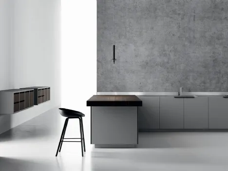 Cucina Design con penisola in rovere moro e laccato satinato con top in acciaio con vasca integrata Sistemi 4|1|2 di Copat Life