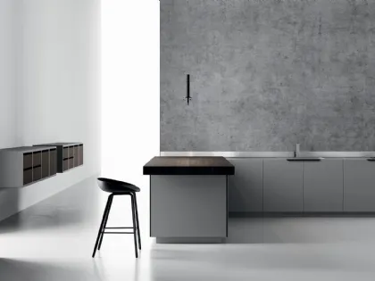 Cucina Design con penisola in rovere moro e laccato satinato con top in acciaio con vasca integrata Sistemi 4|1|2 di Copat Life