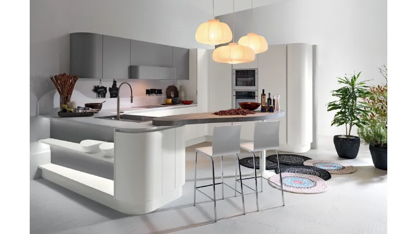 Cucina in laccato opaco bianco con piano cemento e tavolo larice Sp 22 di Astra