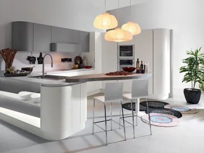 Cucina in laccato opaco bianco con piano cemento e tavolo larice Sp 22 di Astra