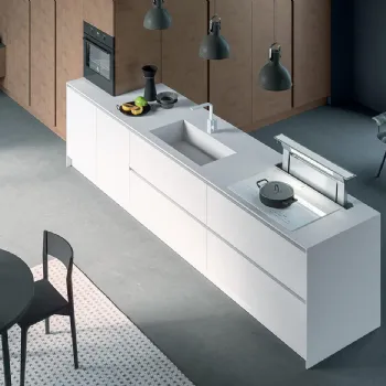 Cucina Moderna con isola Zen 05 in laccato opaco Efeso e laminato Rovere Scuro di Astra