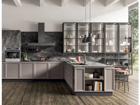 Cucina in legno laccato con vetrine in vetro temperato Atelier Brio di Astra