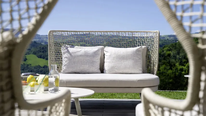 Divano Emma Daybed Compact in fibra intrecciata, metallo e tessuto di Varaschin