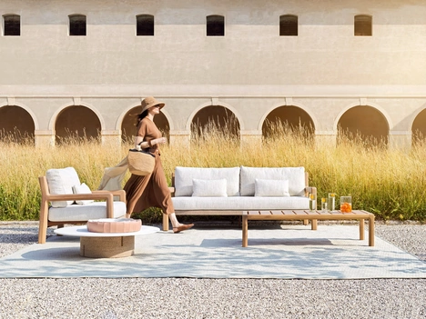 Salotto da esterno Gianna in legno e tessuto di Varaschin