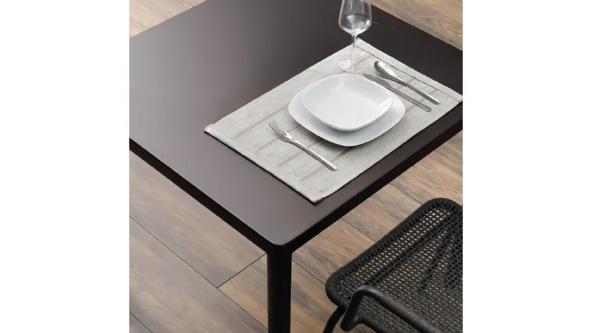 Tavolo da esterno impilabile in metallo Via Square Table di Leolori